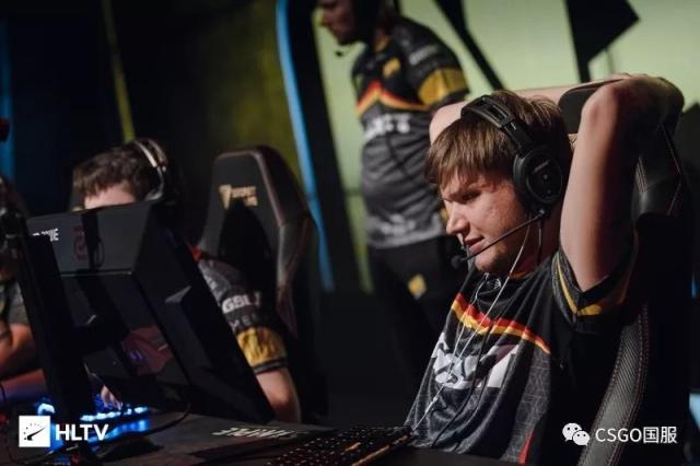 Royal Never Give Up 夏季赛选手队伍化妆照片：永不放弃！