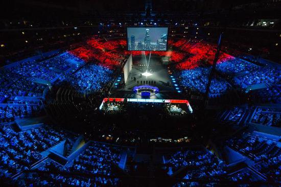 LPL主持小钰晒照：坐上世一王座感受了当T1第6个成员